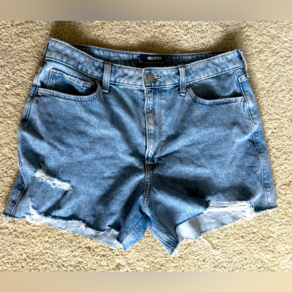 EUC Hollister Ultra High Rise Mom shorts sz 31